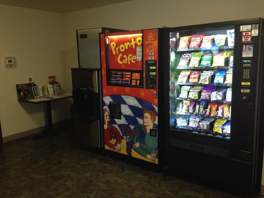 Days Inn & Suites By Wyndham Rochester South Экстерьер фото