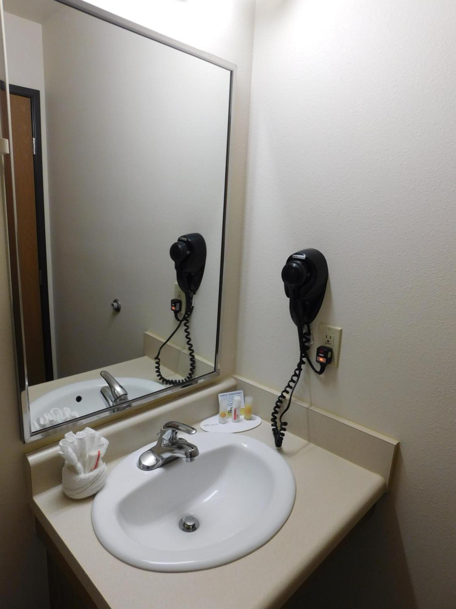 Days Inn & Suites By Wyndham Rochester South Номер фото