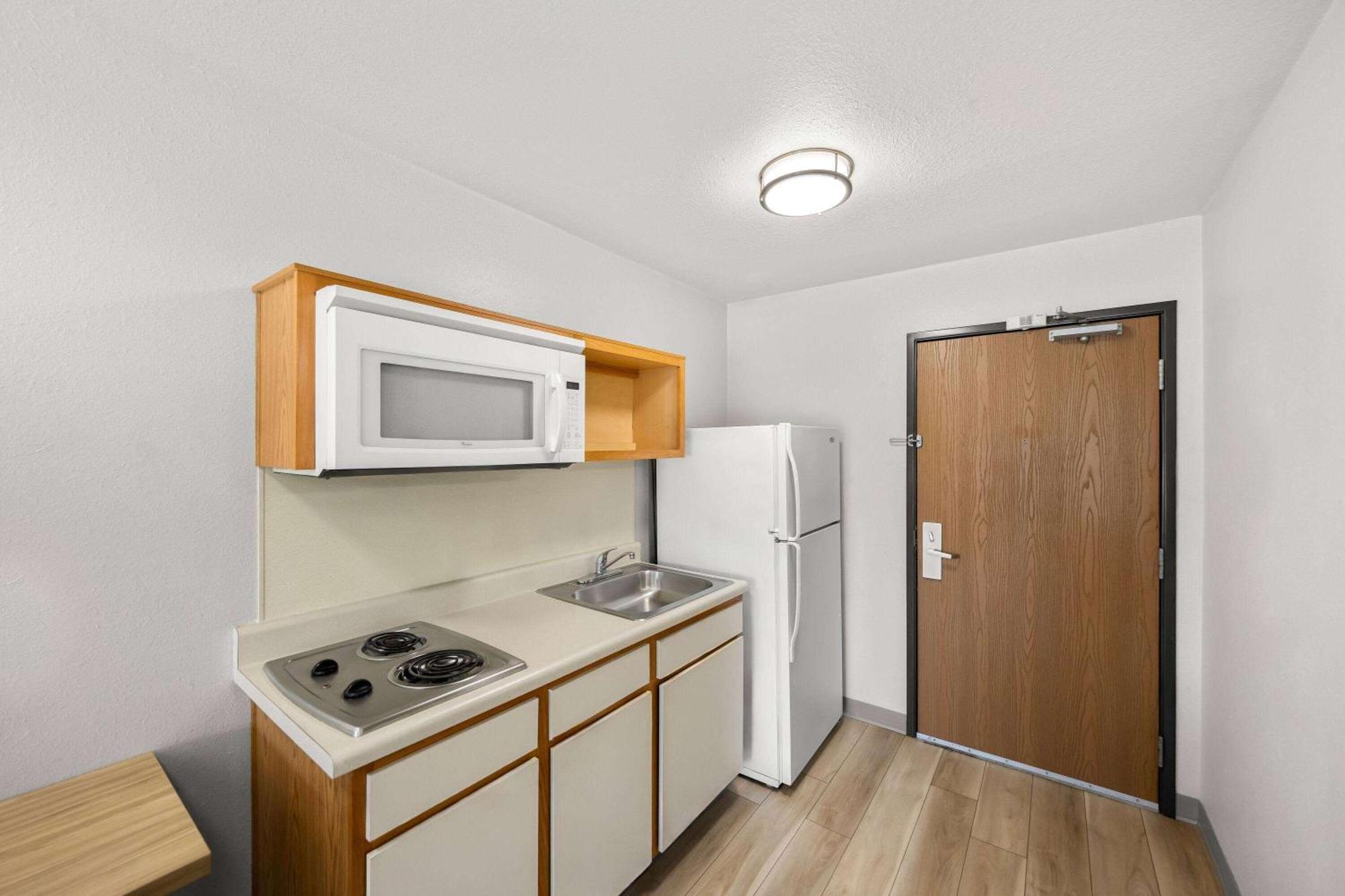 Days Inn & Suites By Wyndham Rochester South Экстерьер фото