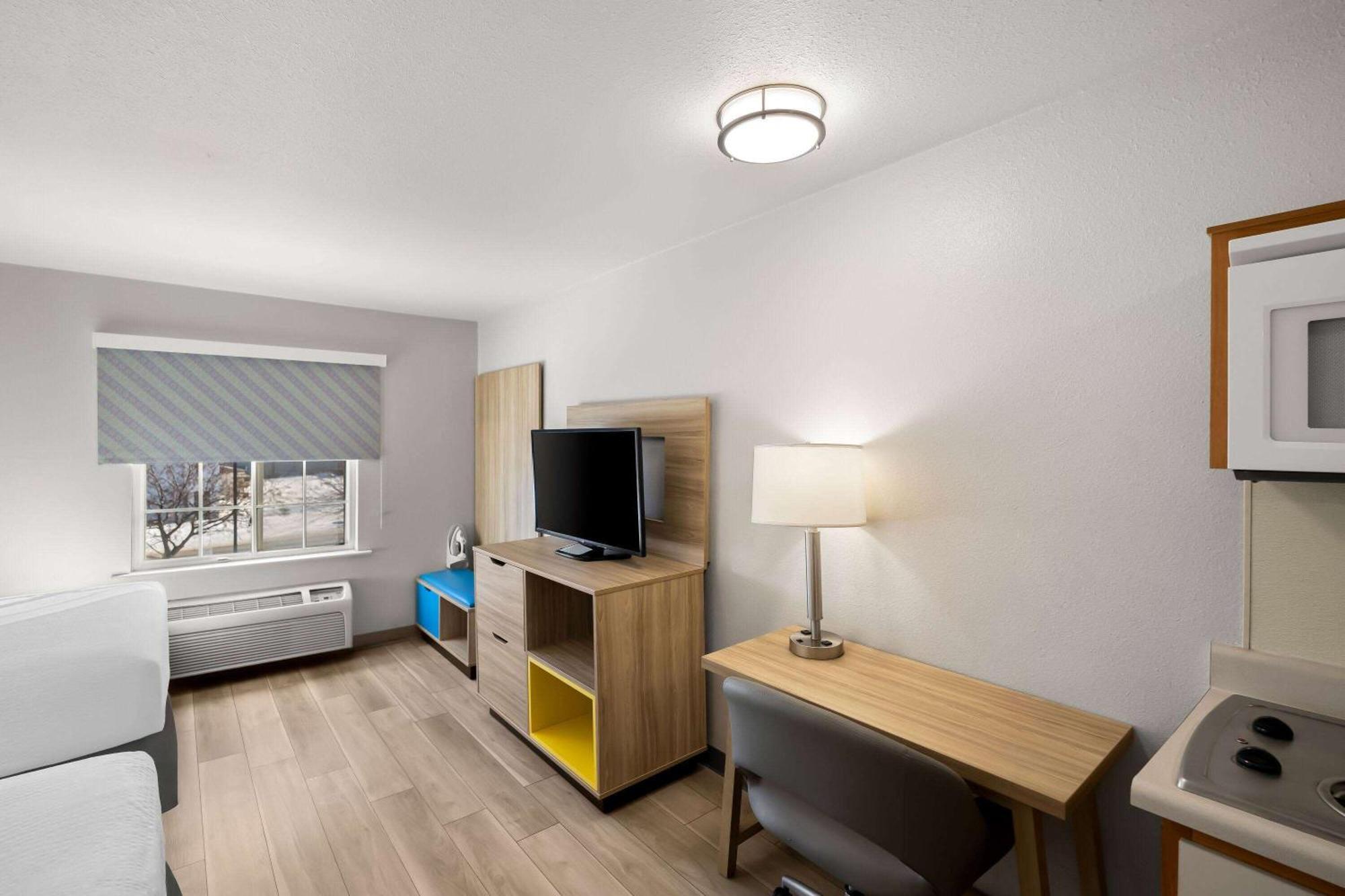 Days Inn & Suites By Wyndham Rochester South Экстерьер фото