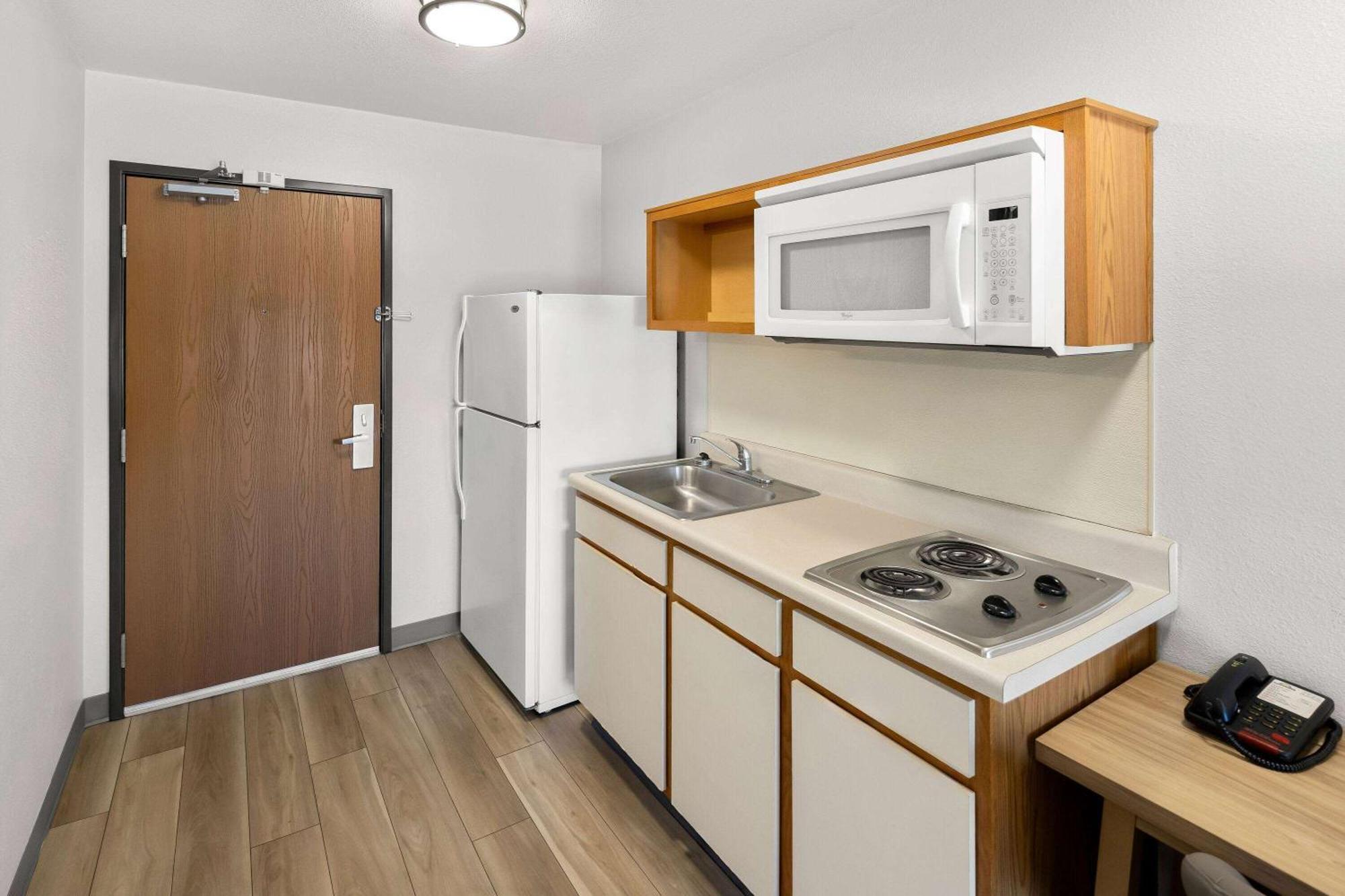 Days Inn & Suites By Wyndham Rochester South Экстерьер фото