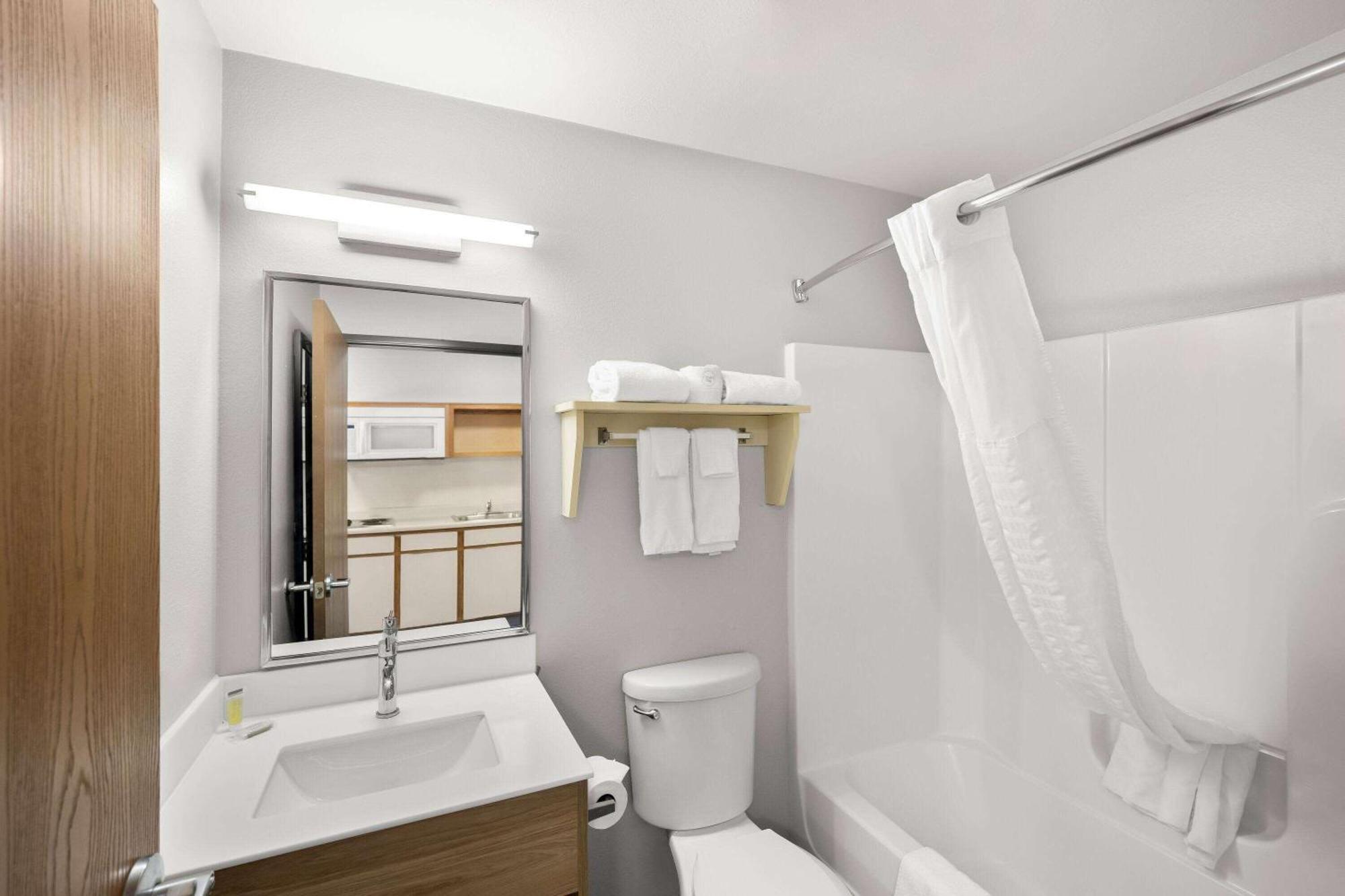 Days Inn & Suites By Wyndham Rochester South Экстерьер фото