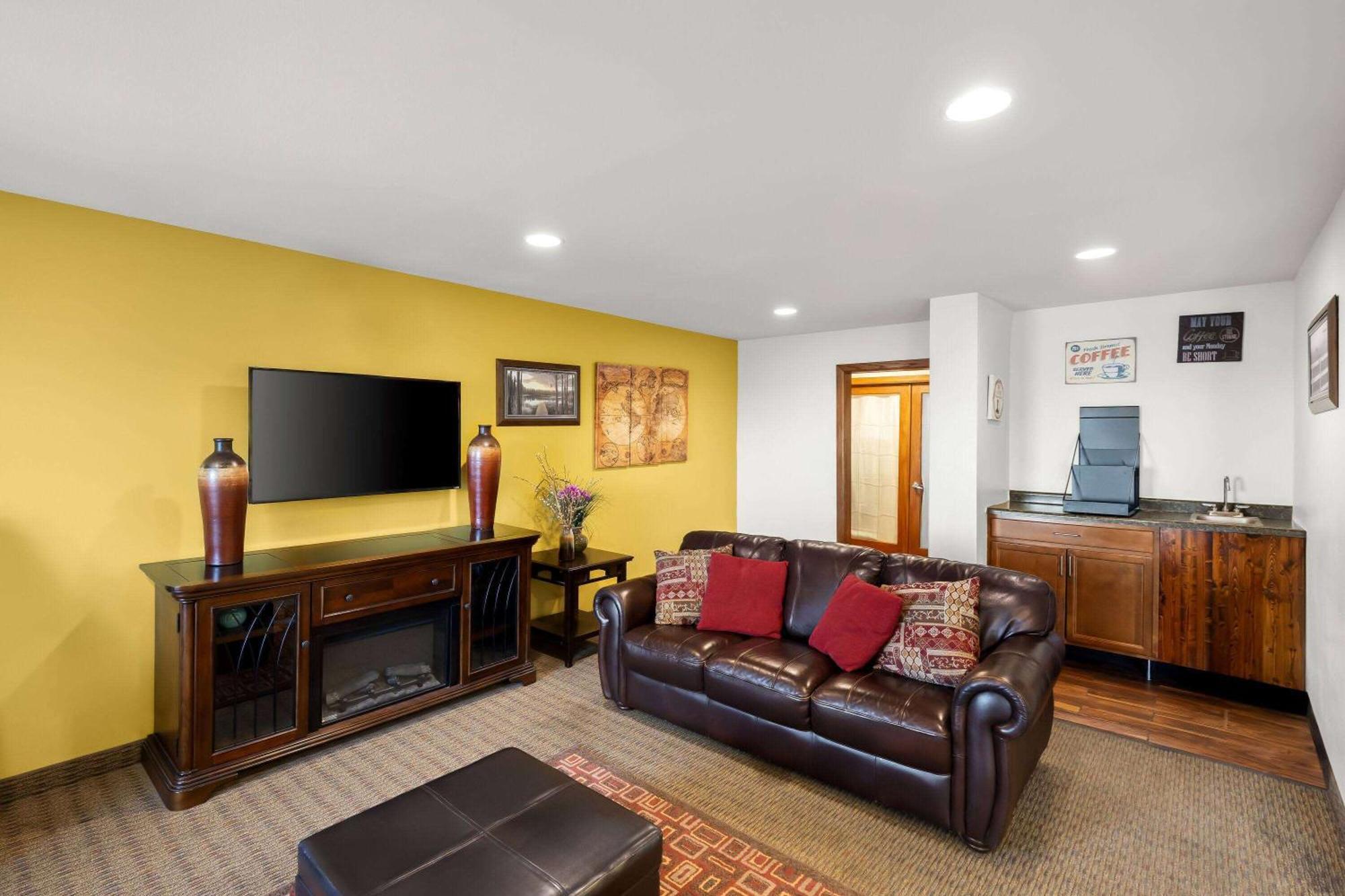 Days Inn & Suites By Wyndham Rochester South Экстерьер фото