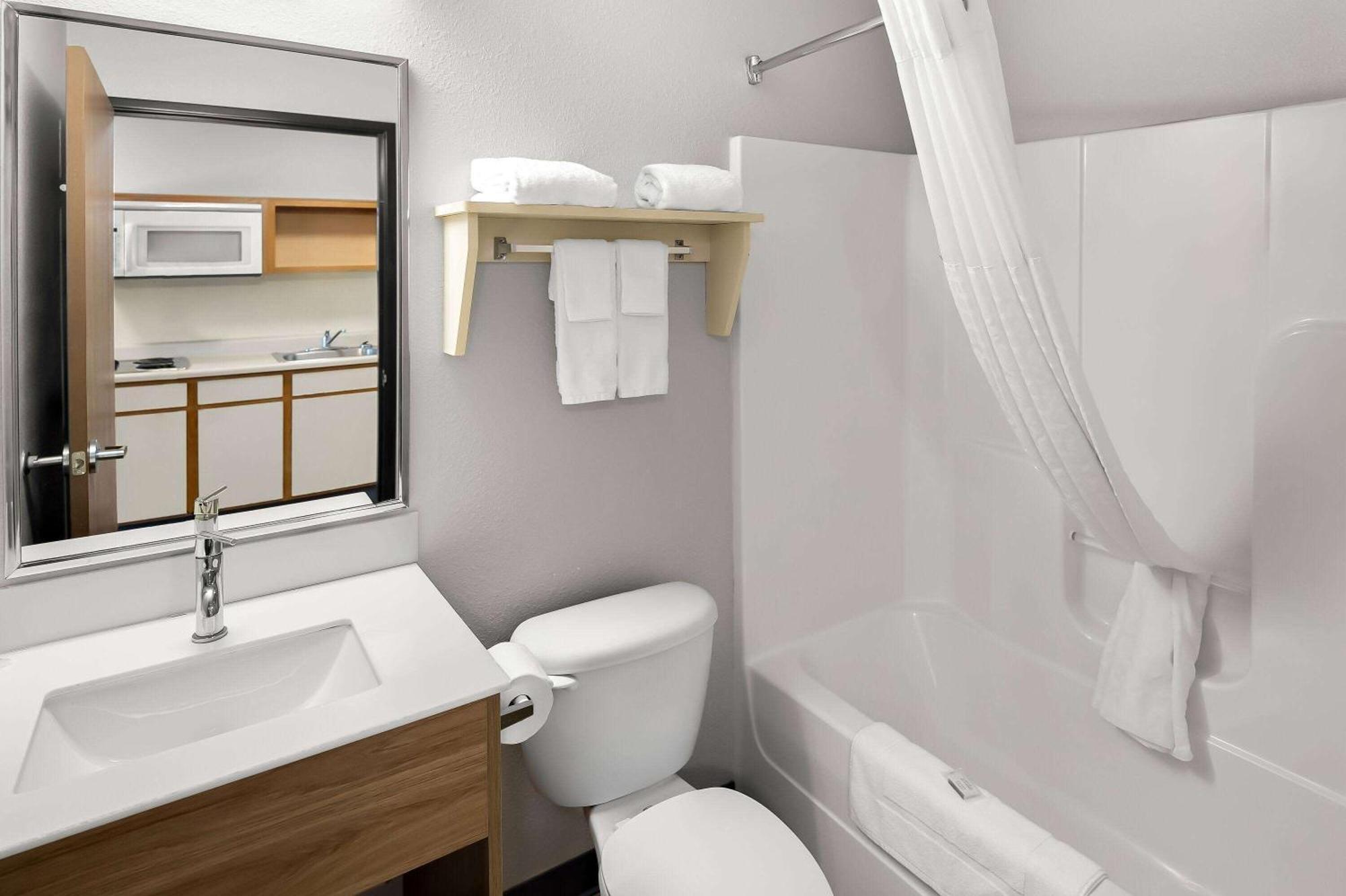 Days Inn & Suites By Wyndham Rochester South Экстерьер фото
