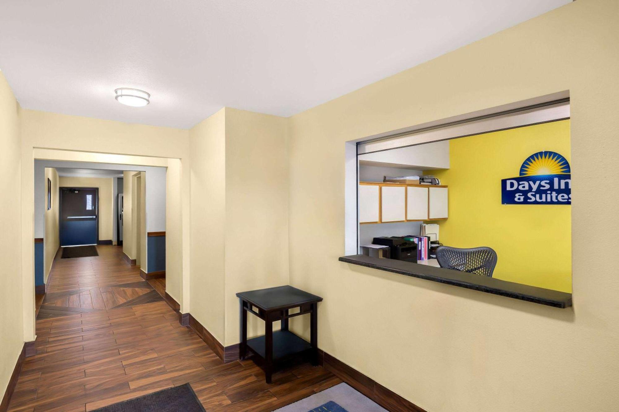 Days Inn & Suites By Wyndham Rochester South Экстерьер фото