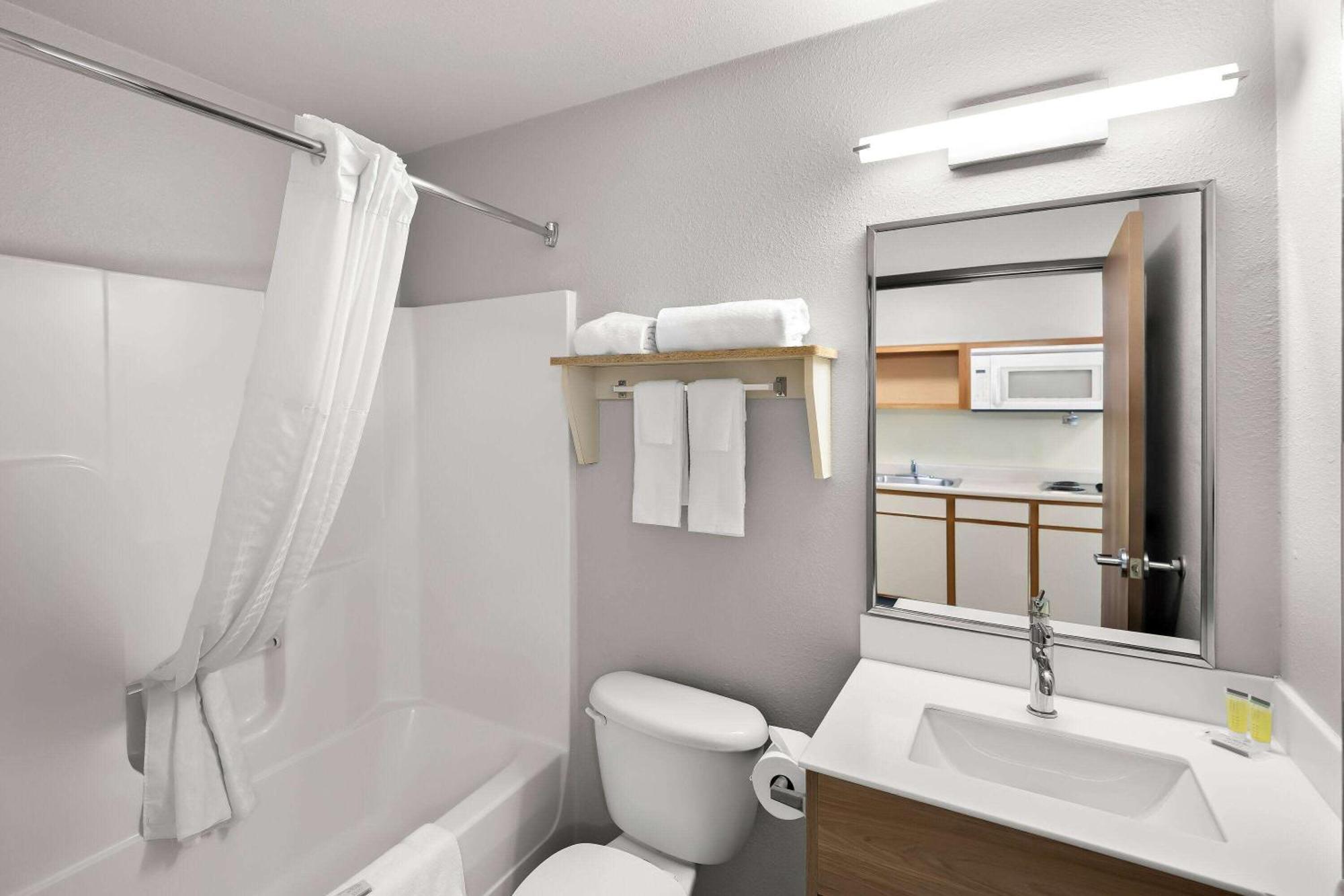 Days Inn & Suites By Wyndham Rochester South Экстерьер фото