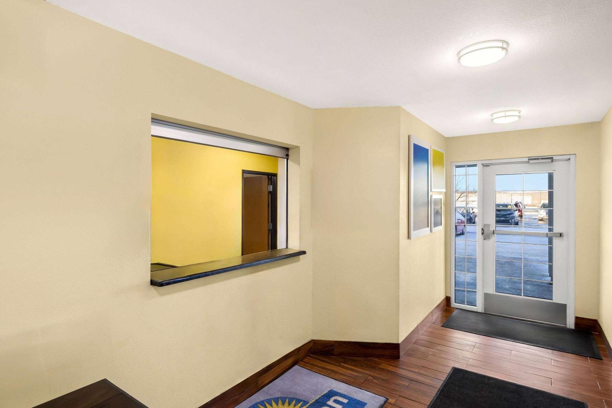 Days Inn & Suites By Wyndham Rochester South Экстерьер фото