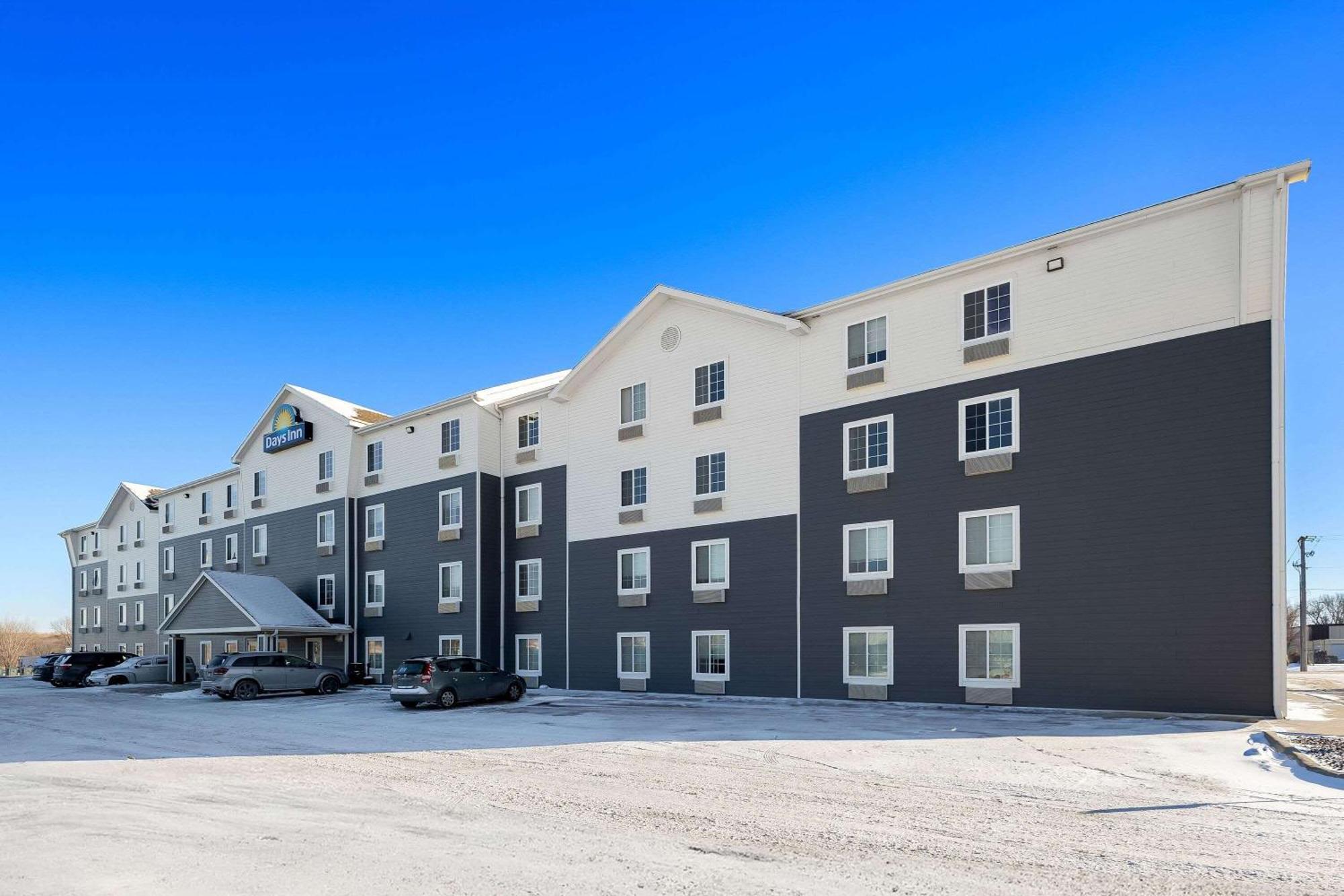 Days Inn & Suites By Wyndham Rochester South Экстерьер фото