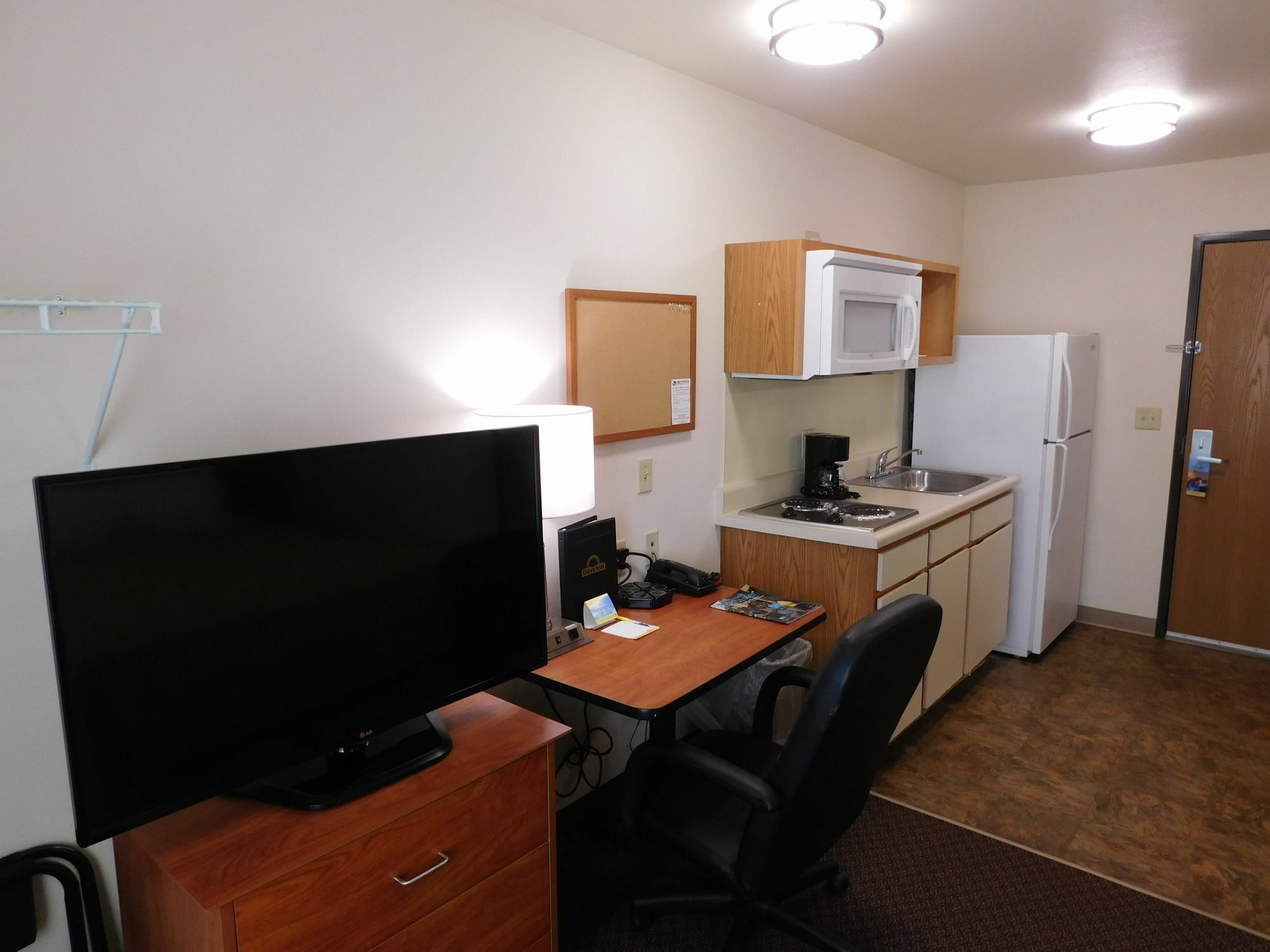 Days Inn & Suites By Wyndham Rochester South Экстерьер фото