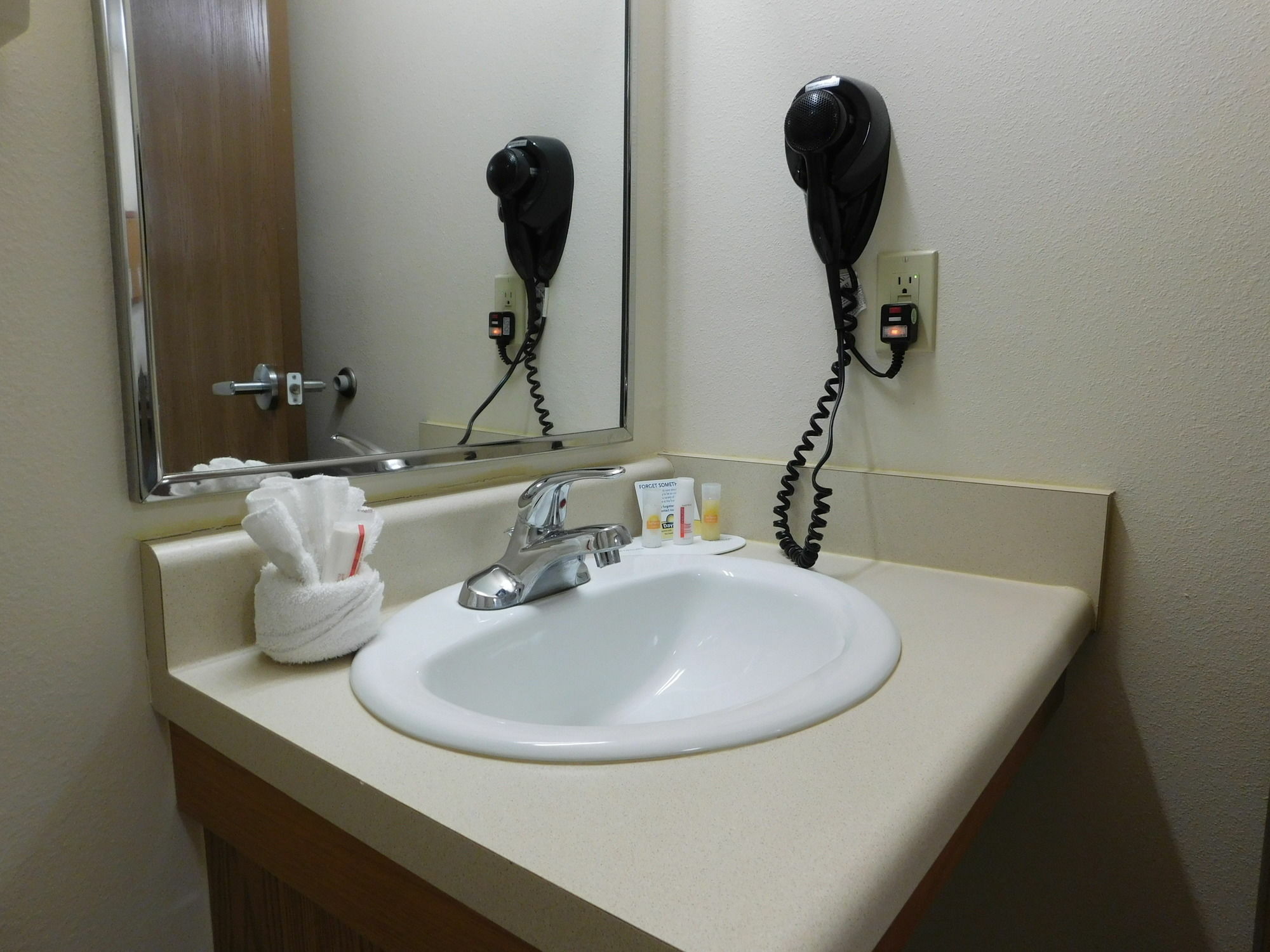 Days Inn & Suites By Wyndham Rochester South Экстерьер фото