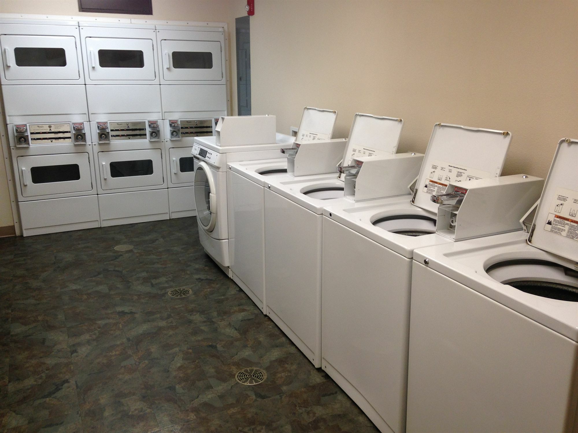Days Inn & Suites By Wyndham Rochester South Экстерьер фото