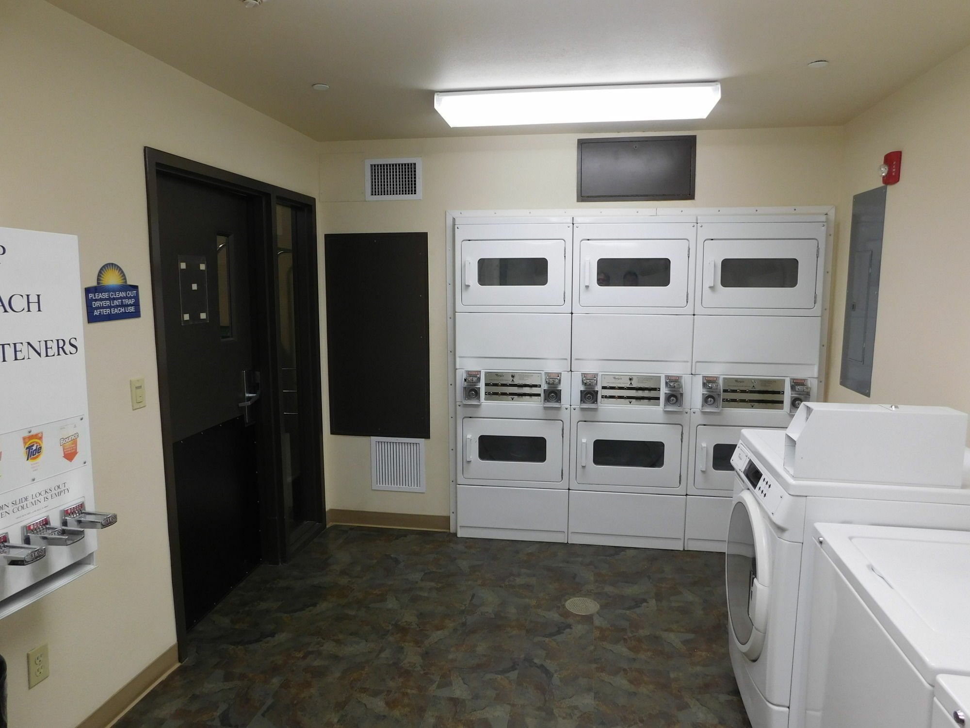 Days Inn & Suites By Wyndham Rochester South Экстерьер фото