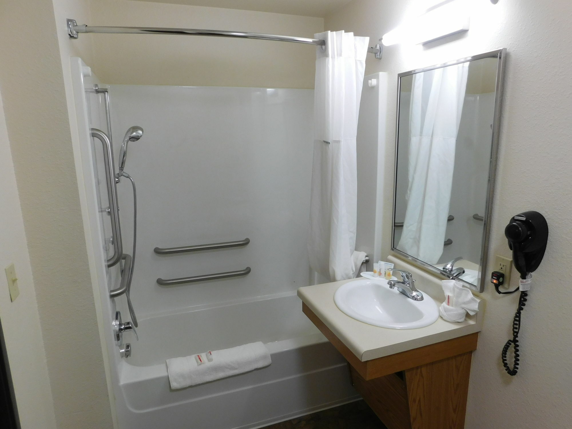Days Inn & Suites By Wyndham Rochester South Экстерьер фото