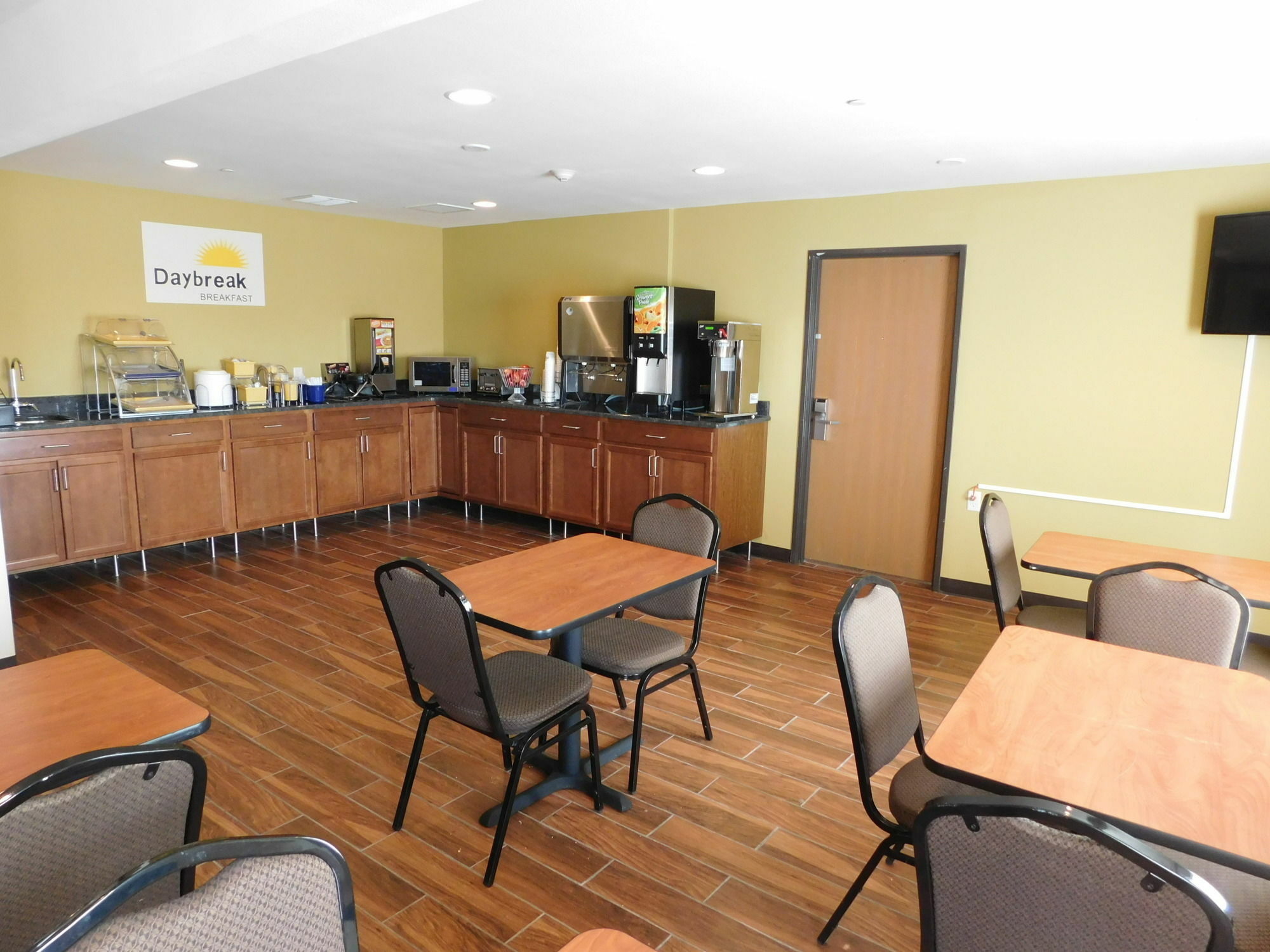 Days Inn & Suites By Wyndham Rochester South Экстерьер фото