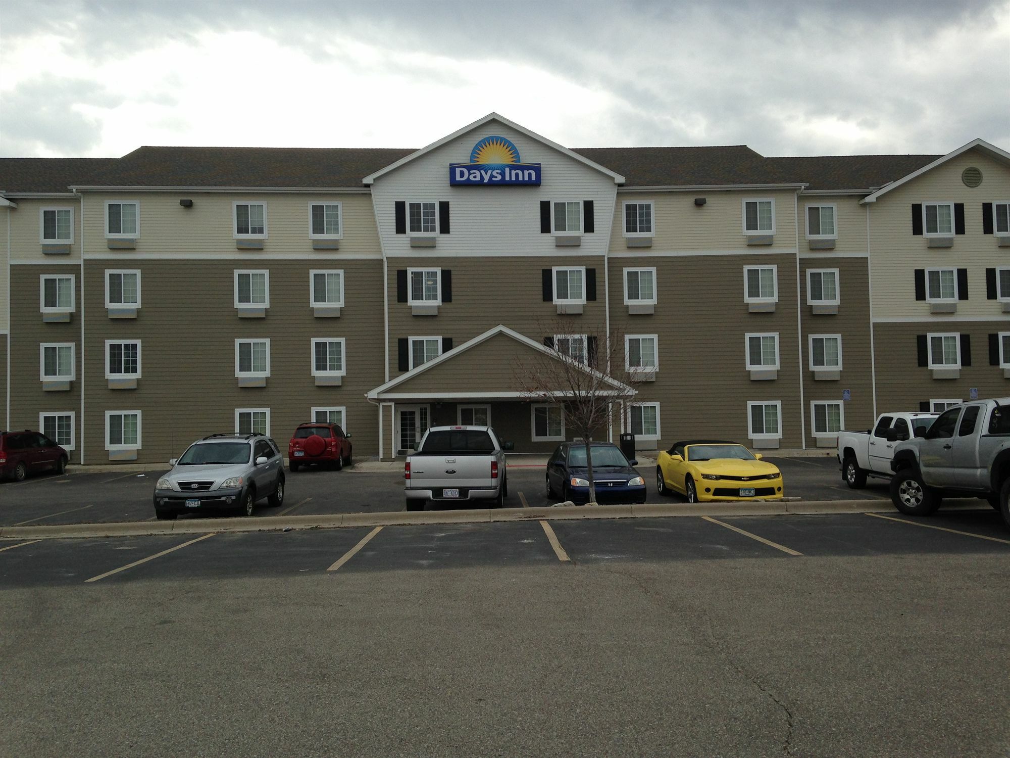 Days Inn & Suites By Wyndham Rochester South Экстерьер фото